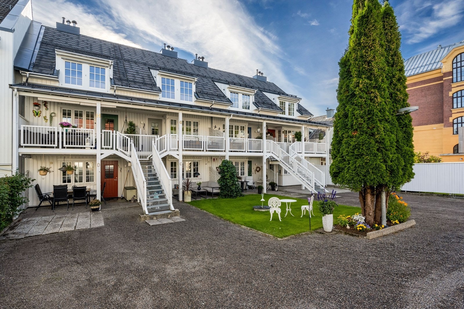 Biloppstillingsplass er bestemt for hver leilighet, men ikke merket.
Det tas ikke avgift fra borettslaget. Galleribilde