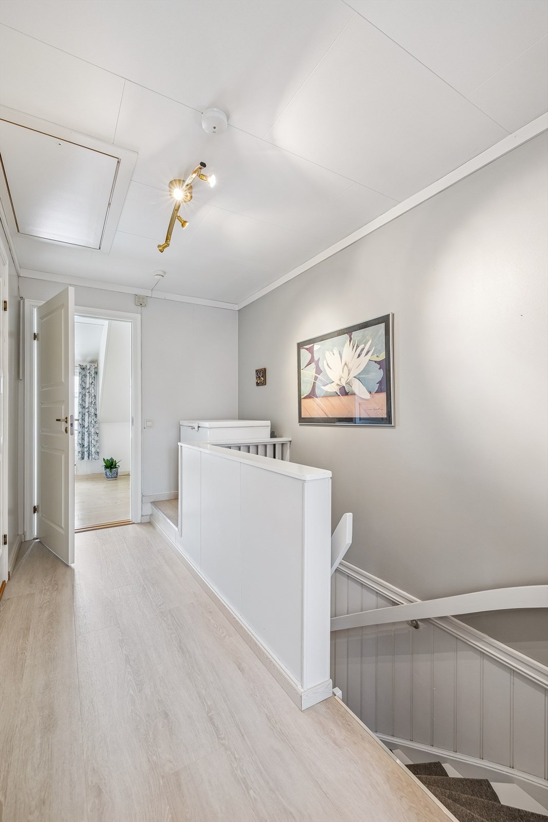 Gangen i loftetasjen gir adkomst til soverommene og badet, med adkomst til lagringsloft via luke. Det er laget plass for feks fryser. Nytt gulv fra 2017.Tilkomst lagringsloft via luke. Galleribilde