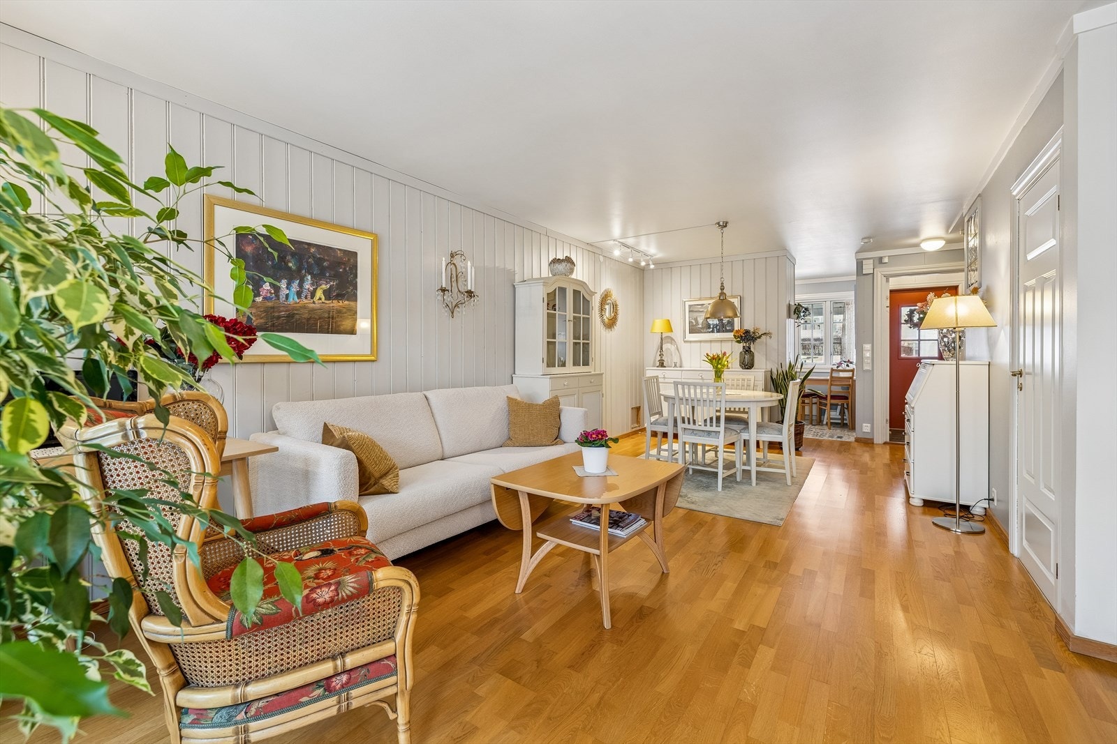 Stuen er et sentralt samlingspunkt med god plass til både sofagruppe og spisebord. Godt med gjennomlys. Galleribilde