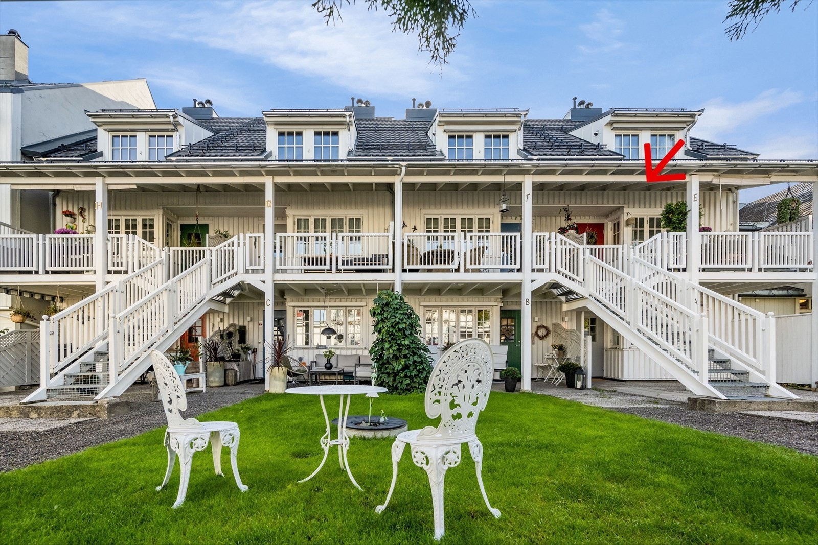 Leiligheten ligger i 2 etg, og går over 2 etasjer med svært sentral beliggenhet. Endeleilighet, gode sol og lysforhold. Galleribilde