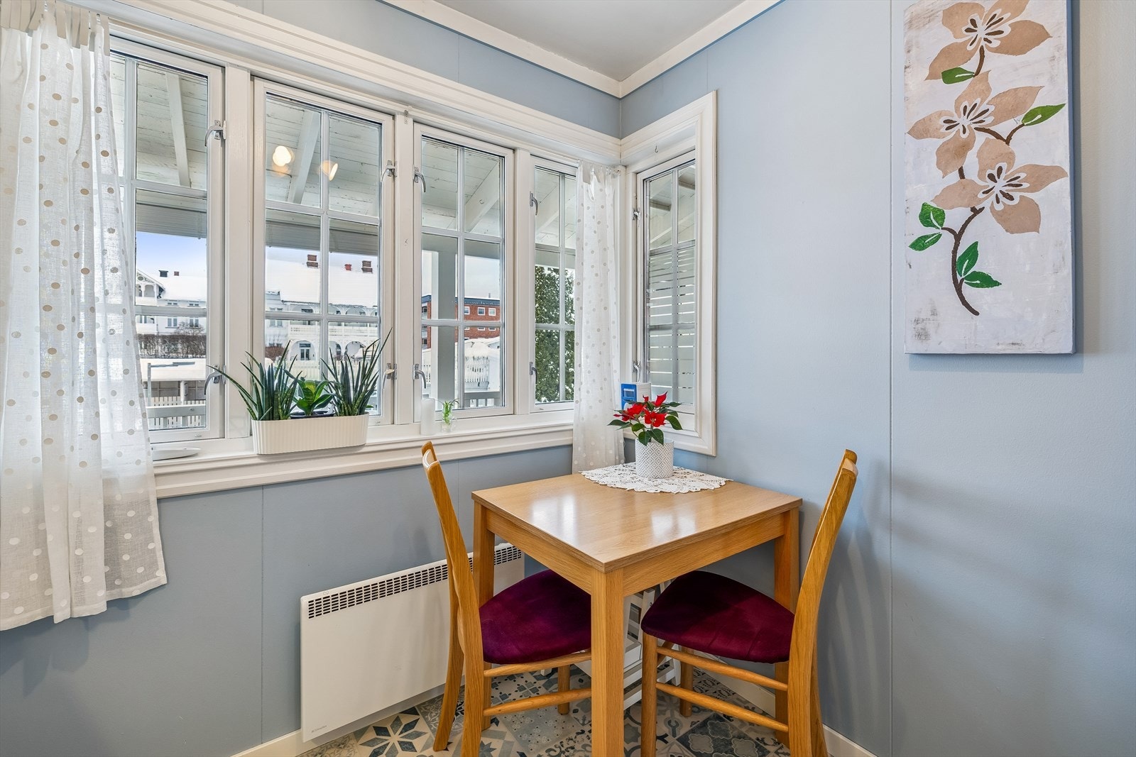 Kjøkkenventilator tilkoblet motor med vifte på tak som styrer ventilasjonen på bad/kjøkken. Galleribilde