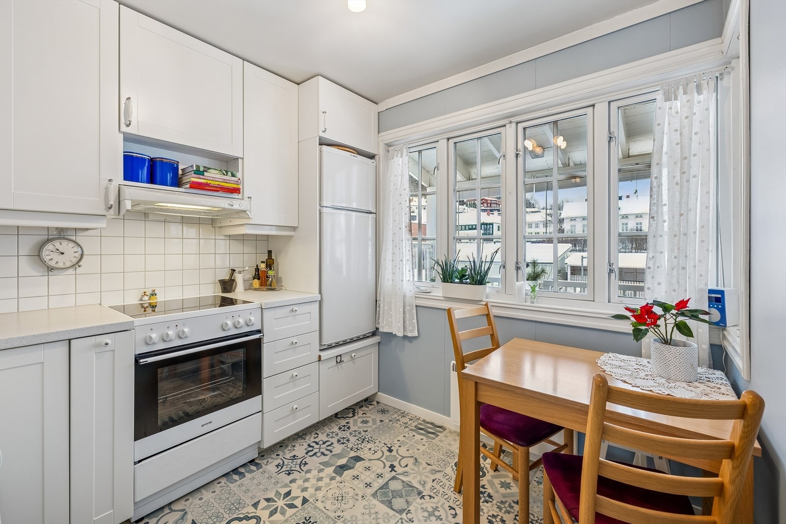 Kjøkkeninnredningen fra 2015/2017, 2019 ny benkeplate. Galleribilde