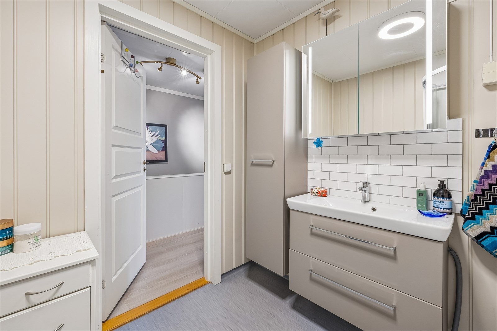 Vegger med panelplater fra 2010 og mekanisk avtrekk som sikrer god ventilasjon. Galleribilde