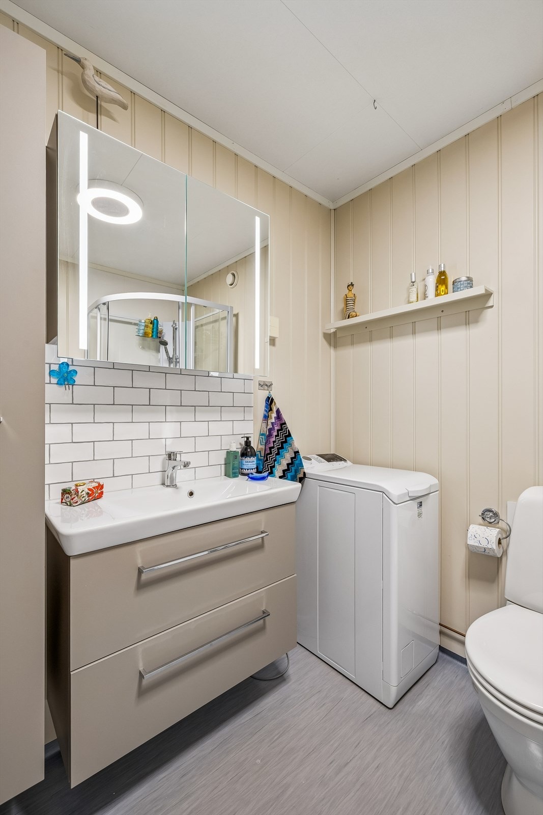 Baderomsinnredning m/servant og belysning fra 2017. Nytt dagslys i tak 2017. Galleribilde