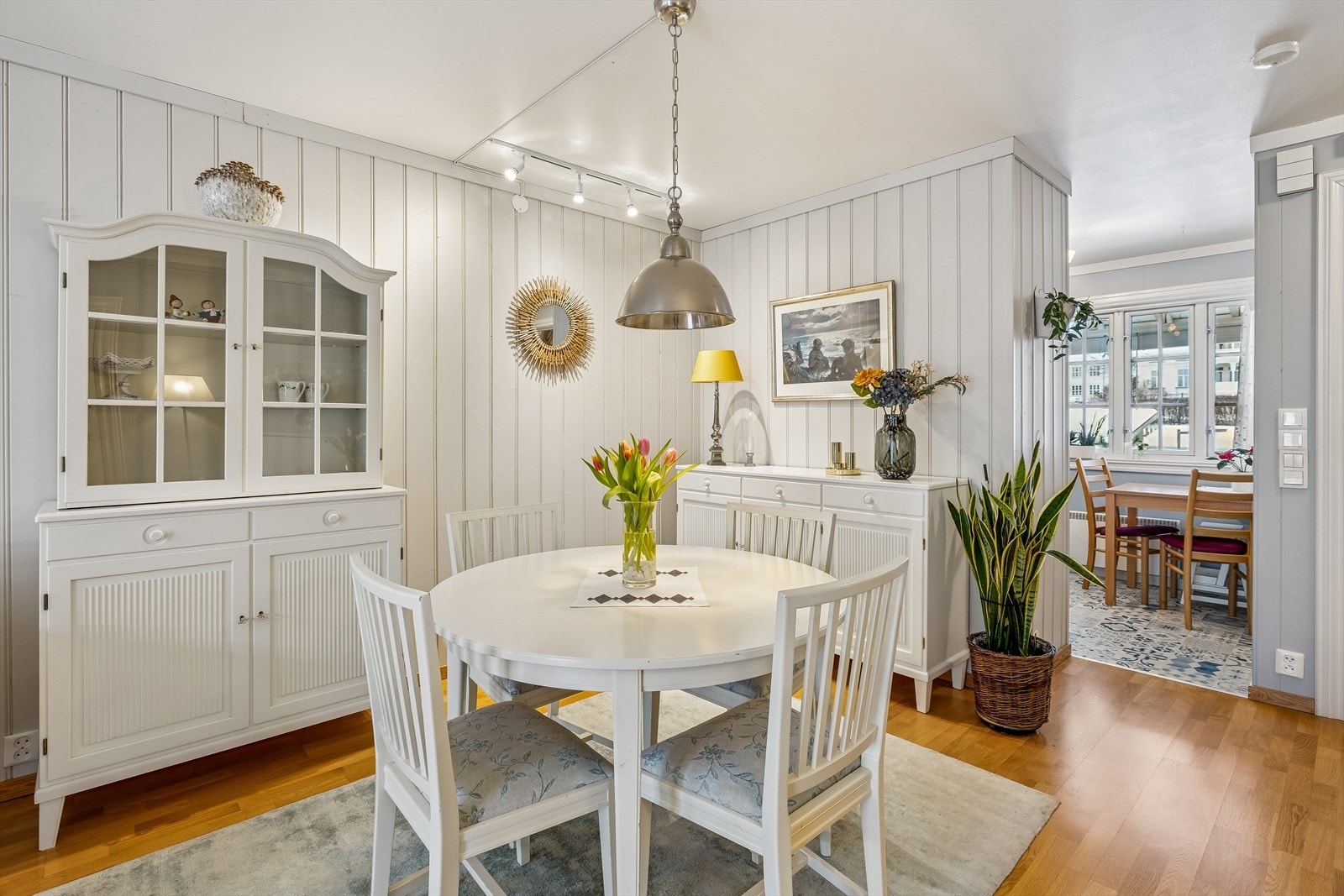 Leiligheten har en åpen og sosial planløsning mellom stue og spisestue. Galleribilde