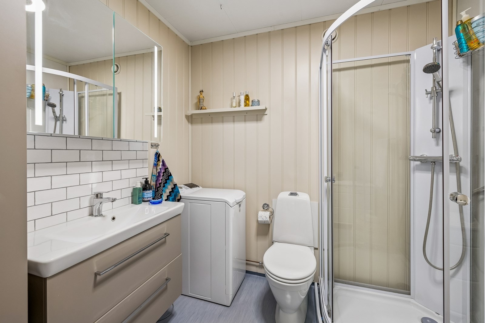 Badet i loftetasjen har gulvvarme for ekstra komfort. Galleribilde