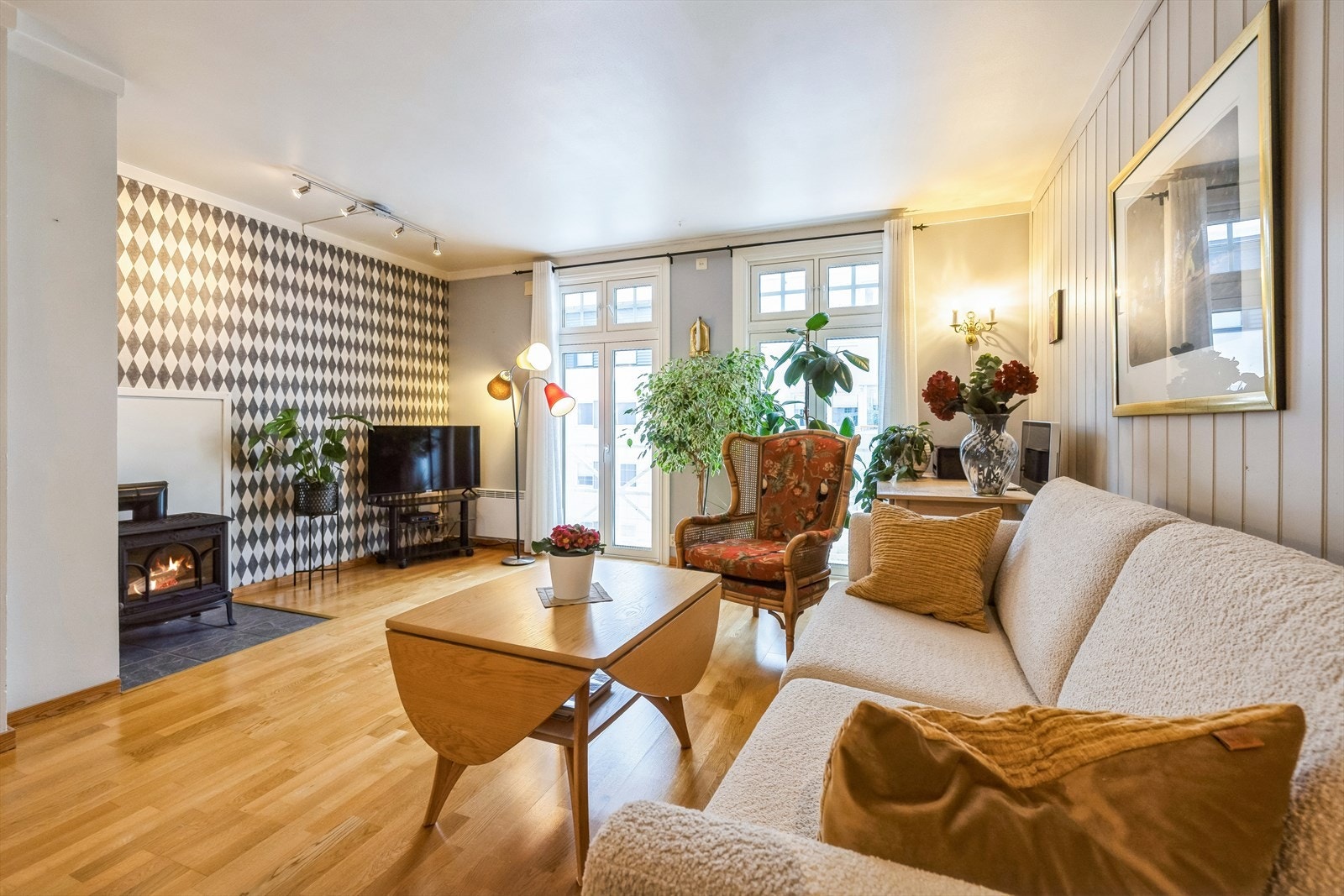 Stuen har en stemningsfull vedovn fra 2003 som gir effektiv og hyggelig oppvarming. Galleribilde