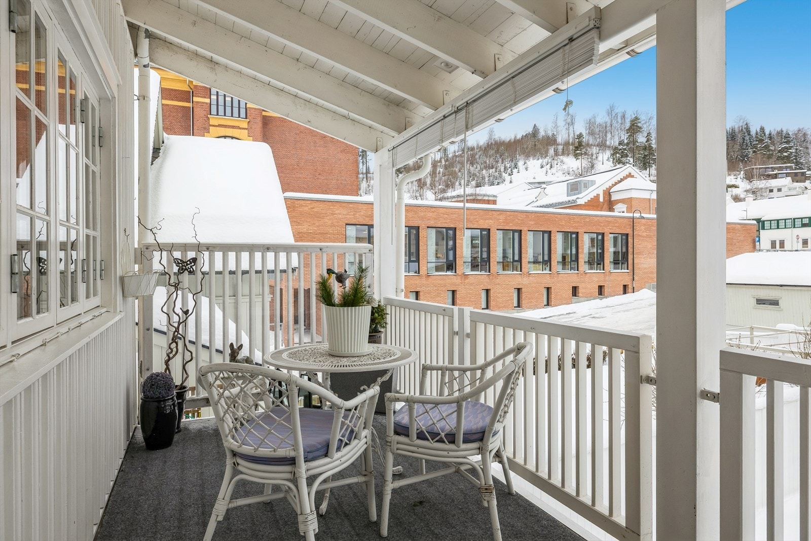 Ved inngangspartiet har leiligheteb romslig vestvendt terasse på 9m2.Overbygget, solskjerming og lexan glassvegg på endevegg som skjermer. Endeleilighet. Galleribilde