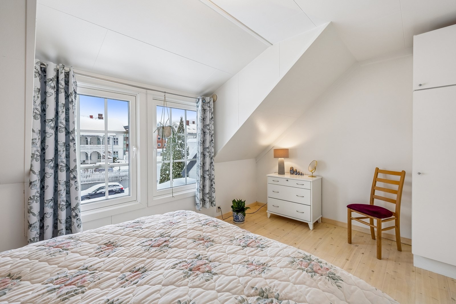 De nye 3-lags vinduene fra 2022 sørger for et behagelig inneklima og m/ utv persienne. Galleribilde