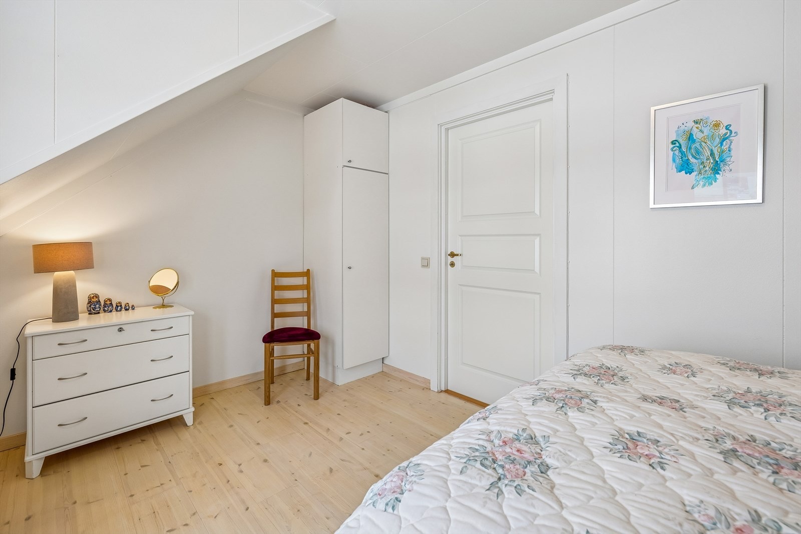 Rommet har en lys og luftig atmosfære med malte, glatte flater i himlingen. Galleribilde