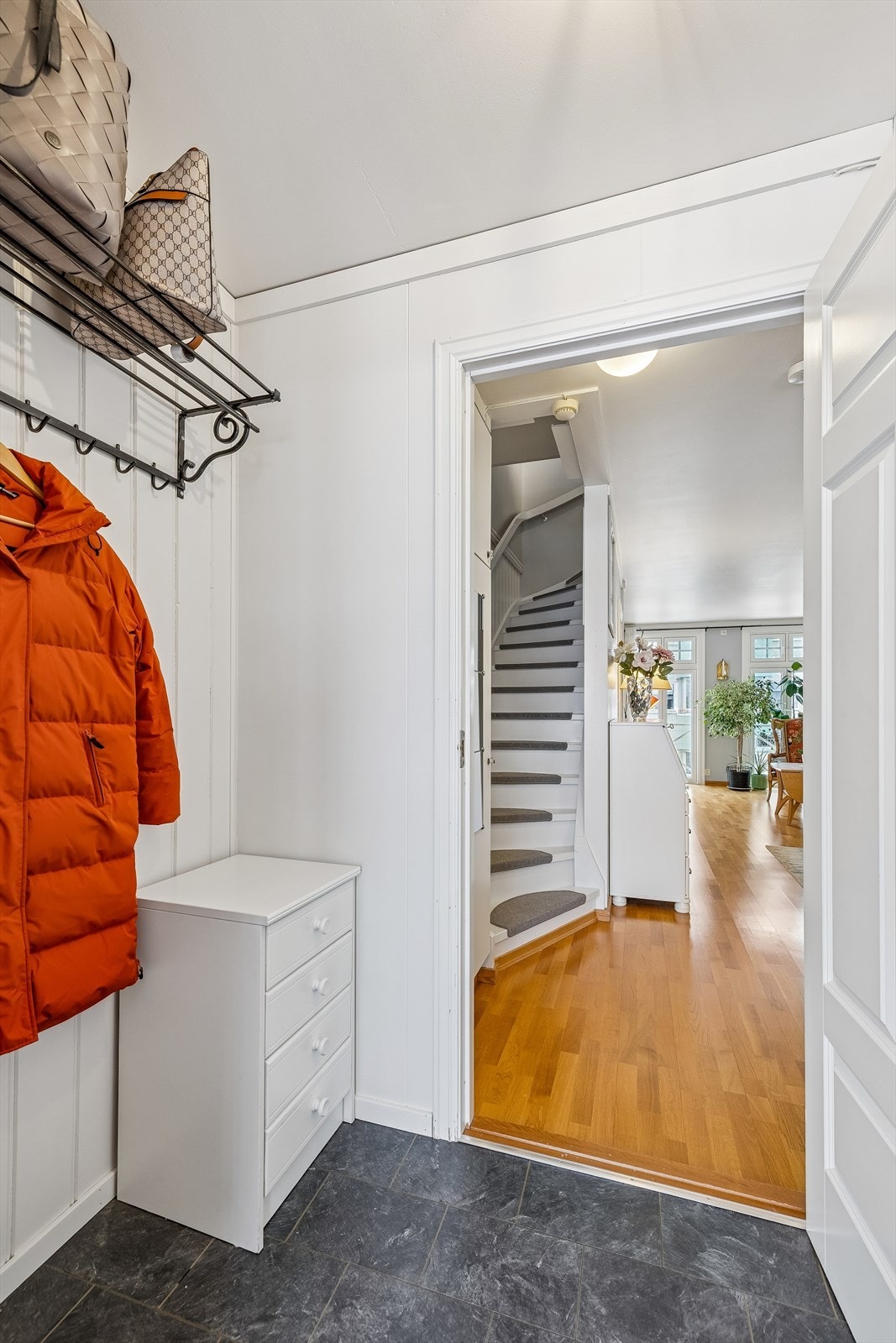 En innbydende entré med plass til oppbevaring av yttertøy og sko. Galleribilde