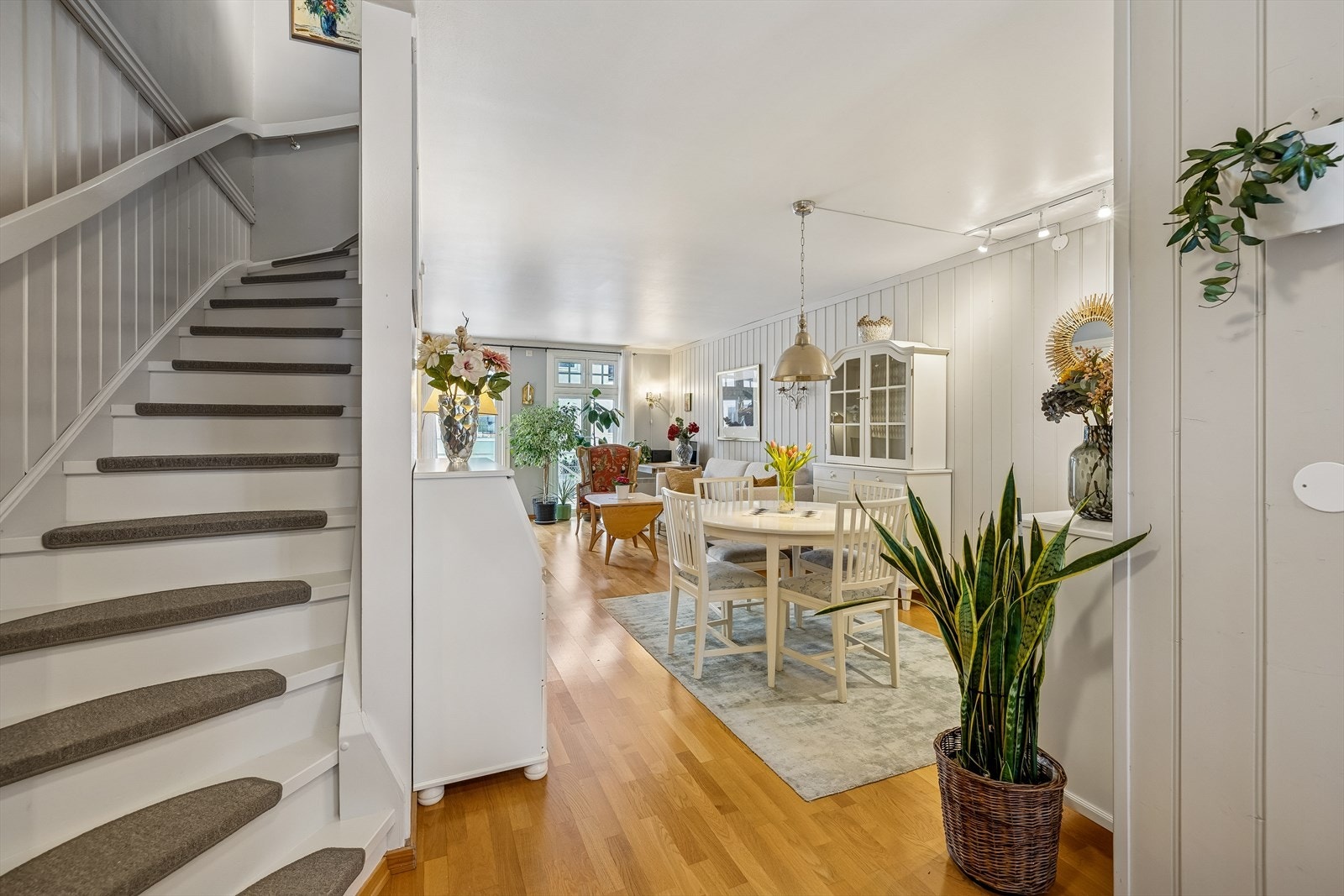 God tretrapp som forbinder etasjene. Nye tepper og maling 2023. Galleribilde