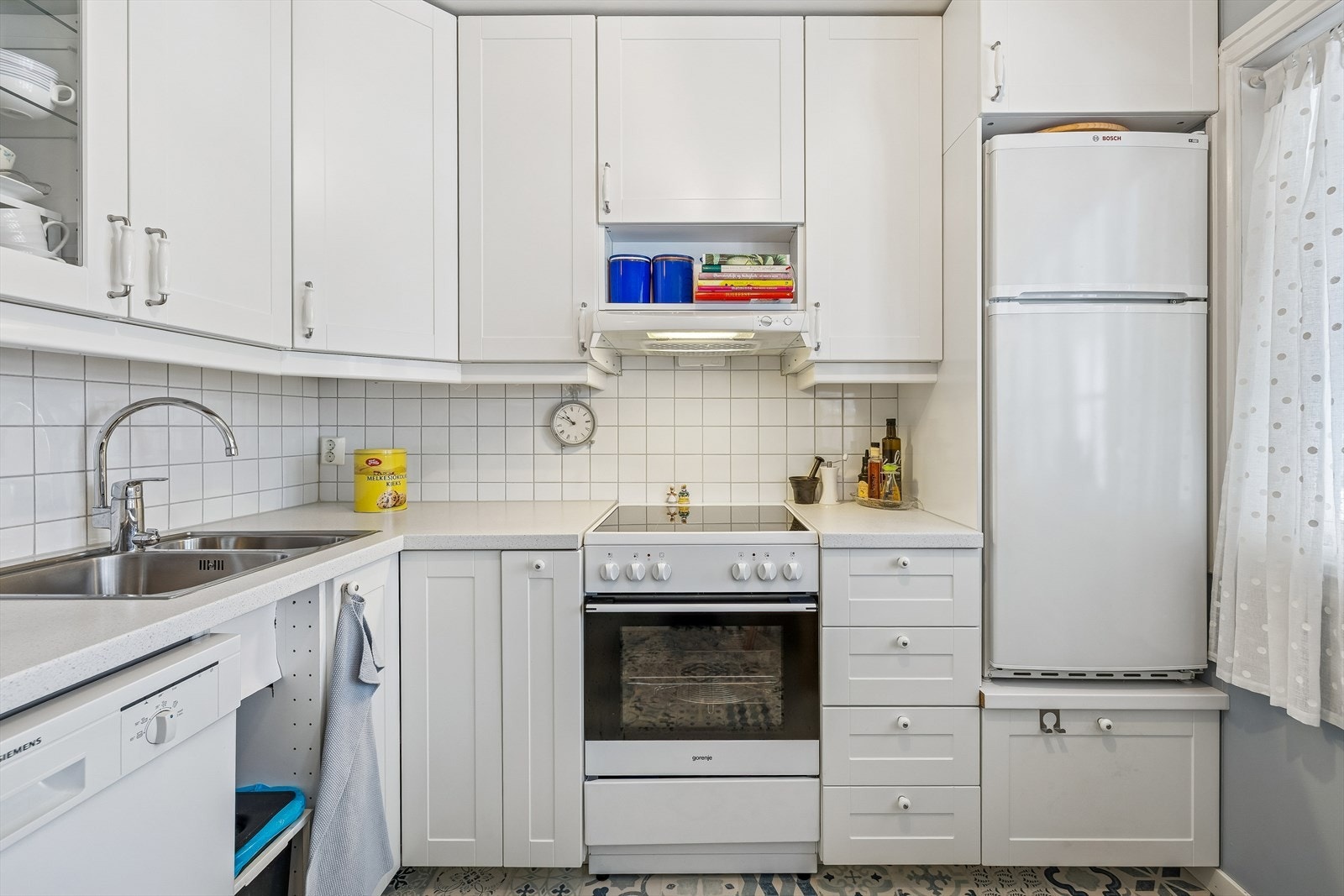 Innredningen gir god skap- og bankeplass, komfyrvakt tilkoblet. Galleribilde