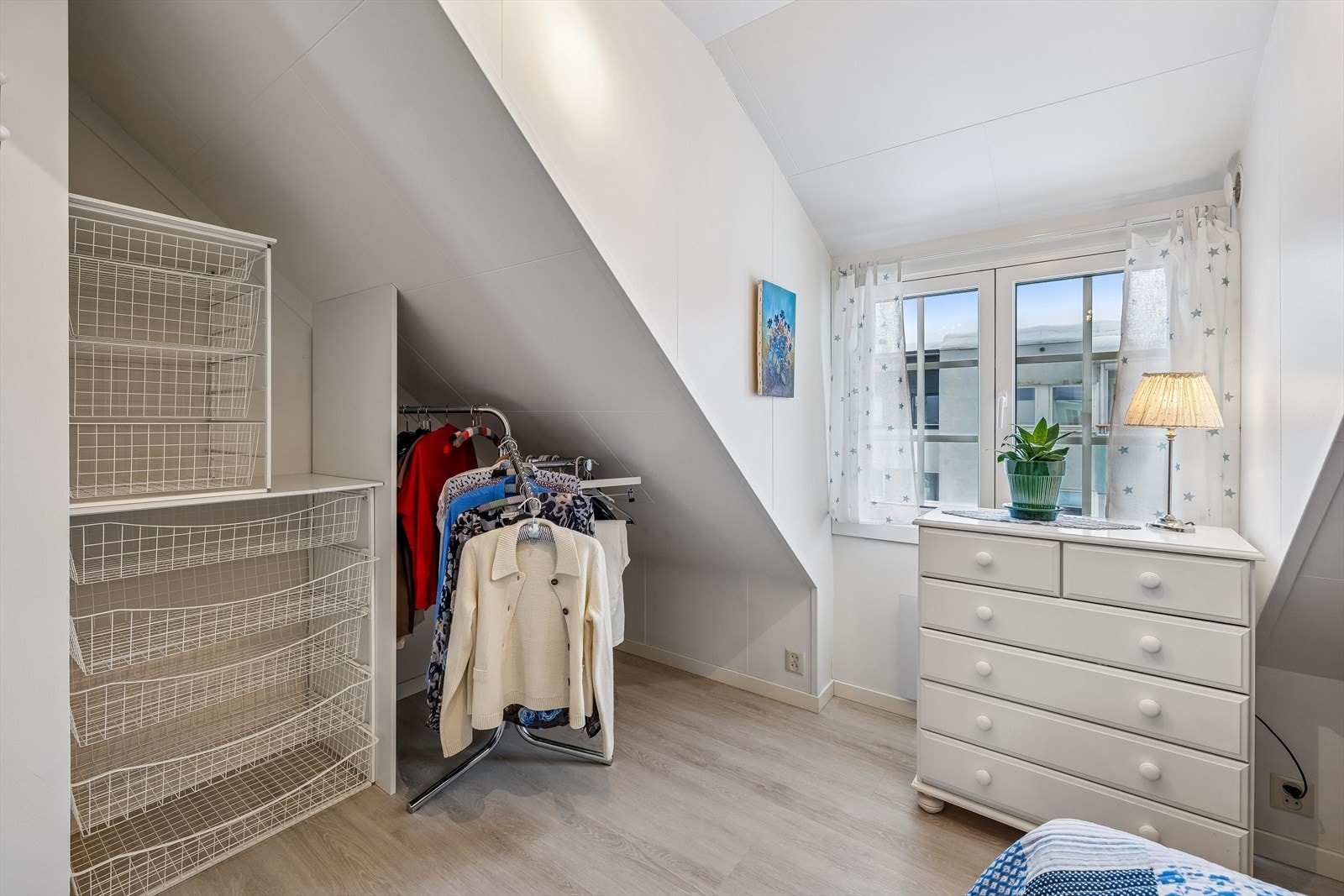 Gode oppbevaringsløsninger utnytter plassen under skråtaket effektivt. Galleribilde