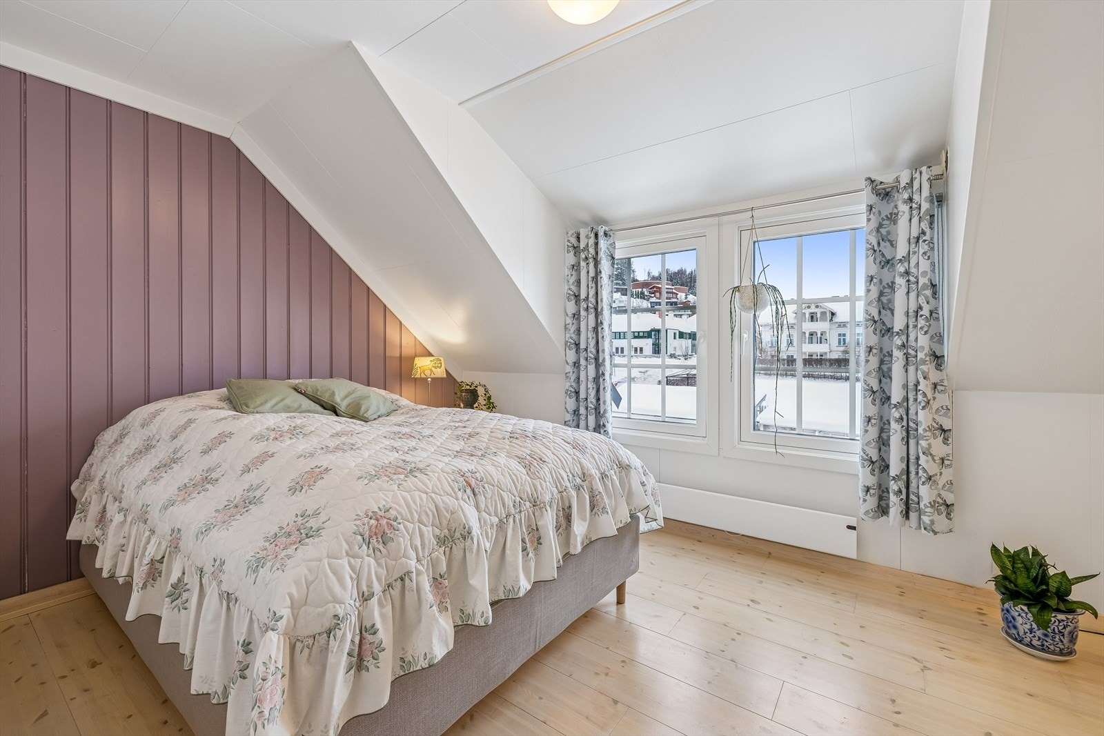 Hovedsoverommet har god plass til dobbeltseng og oppbevaringsmøbler. Talgø furugulv 2007. Galleribilde