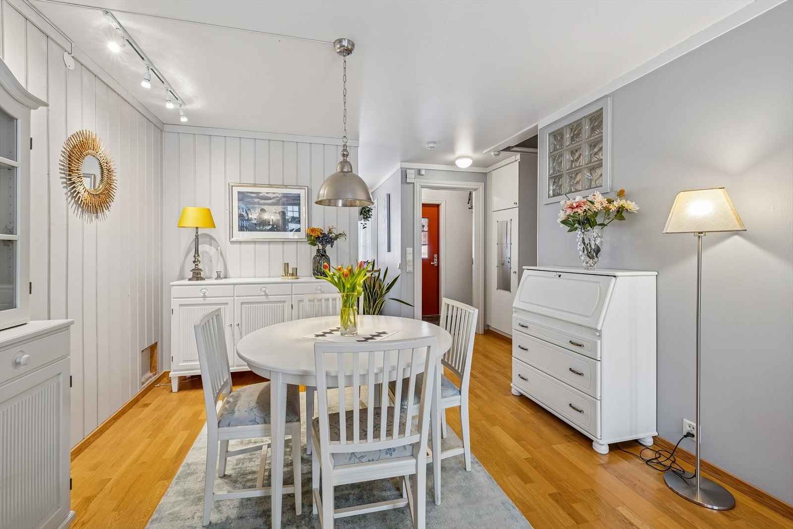 Spisestuen er en naturlig forlengelse av stuen, med enkel tilgang til kjøkkenet. Galleribilde