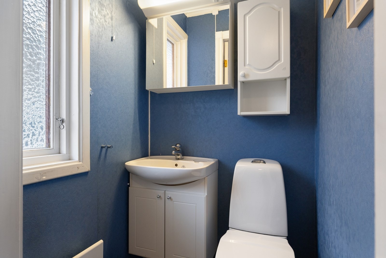 WC-rom utstyrt med toalett og lys baderomsinnredning. Galleribilde