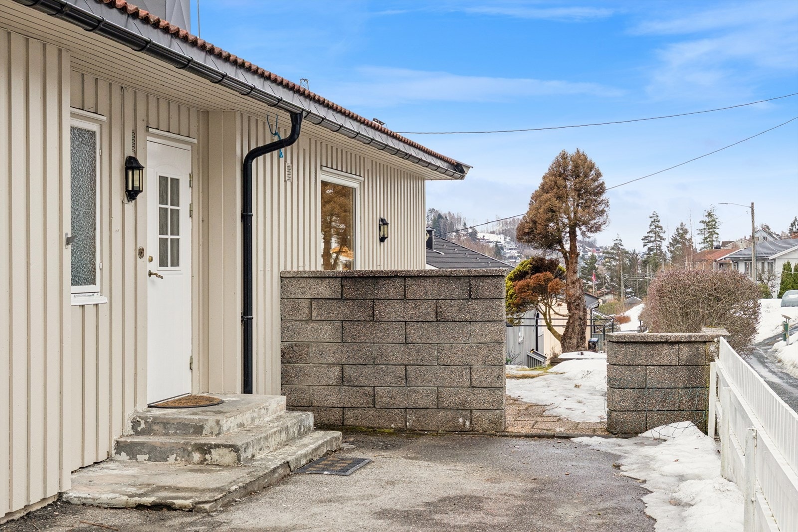 Et hyggelig inngangsparti ønsker deg hjertelig velkommen hjem. Galleribilde