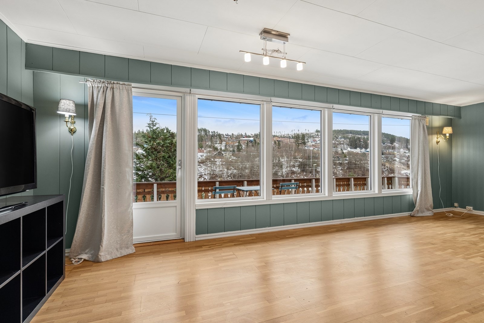 Vi beveger oss videre inn i en lys og innbydende stue. Galleribilde