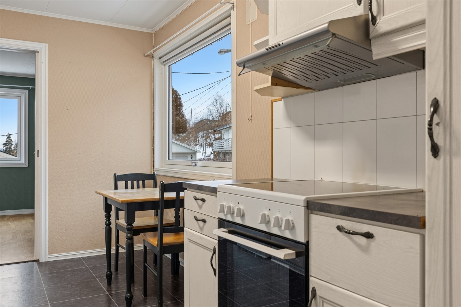 Alt i alt et funksjonelt kjøkken som innbyr til gode smaksopplevelser. Det er også plass for et lite frokostbord i rommet. Galleribilde