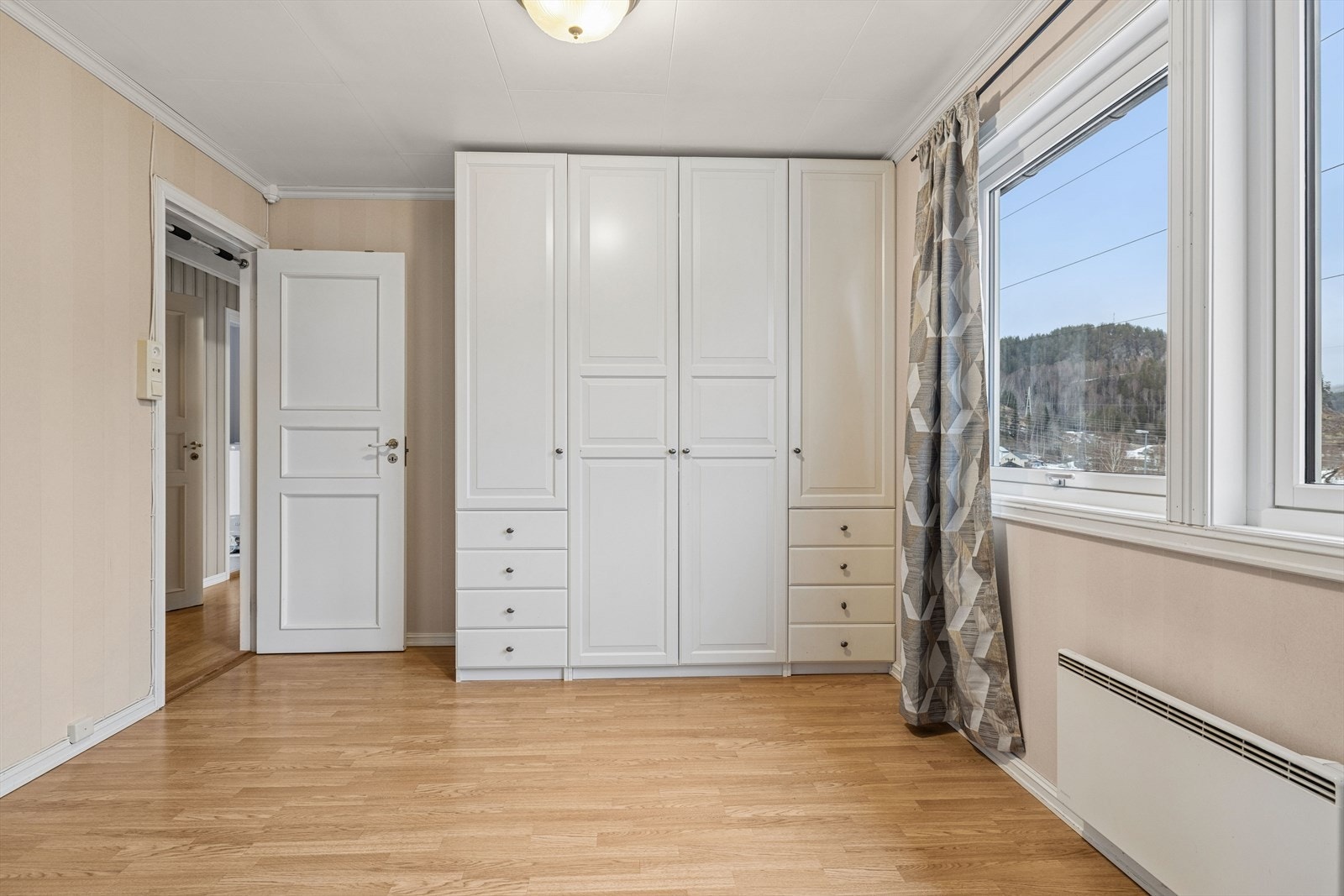 Hovedsoverommet er romslig og byr på god plass for dobbeltseng, nattbord og gode garderobeløsninger. Galleribilde