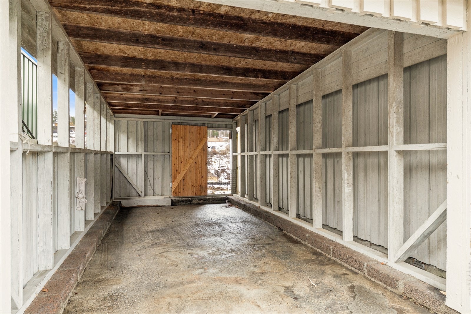 Carport for parkering av bil. Det er også plass for parkering i innkjørsel. Galleribilde