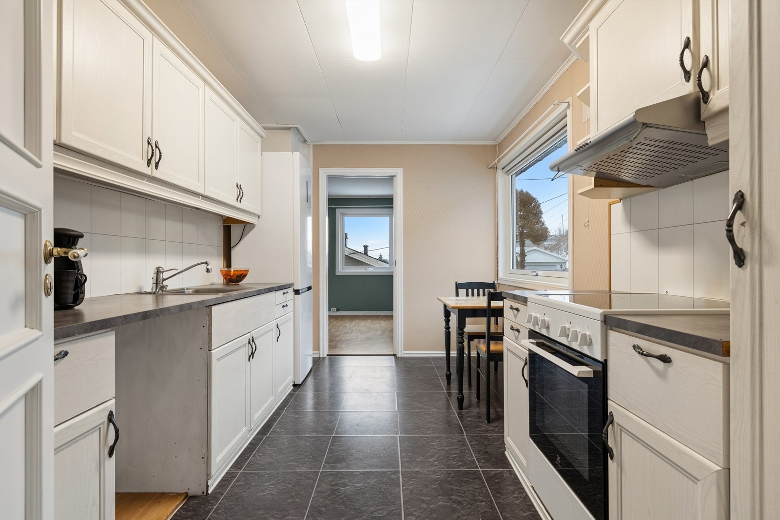 Plass for frittstående komfyr, oppvaskmaskin og kjøl/frys. Galleribilde