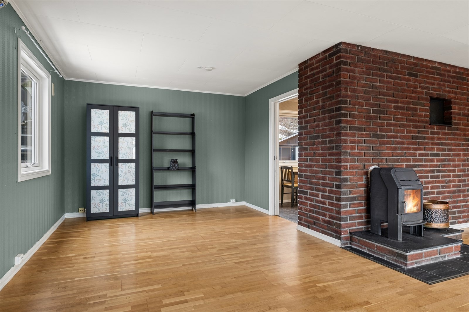 Spisegruppen får god plass i kroken, like ved inngang til kjøkkenet. Galleribilde