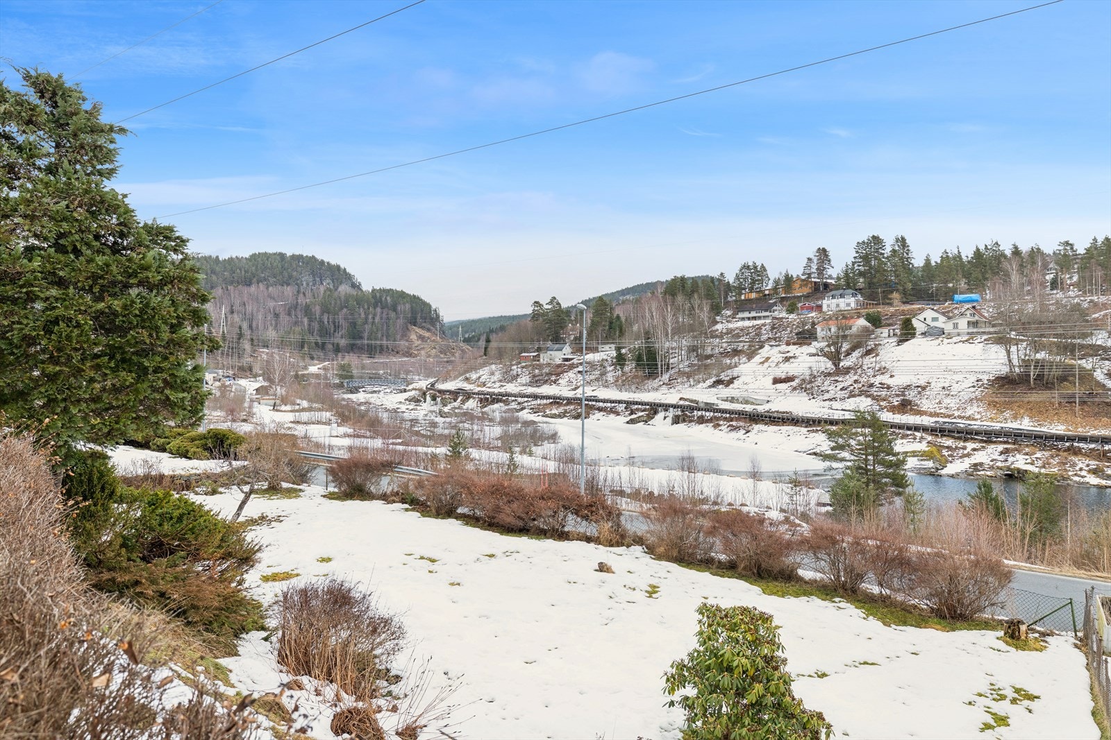 Flott hage med boltreplass for både store og små. Eiendommen har gode solforhold. Galleribilde