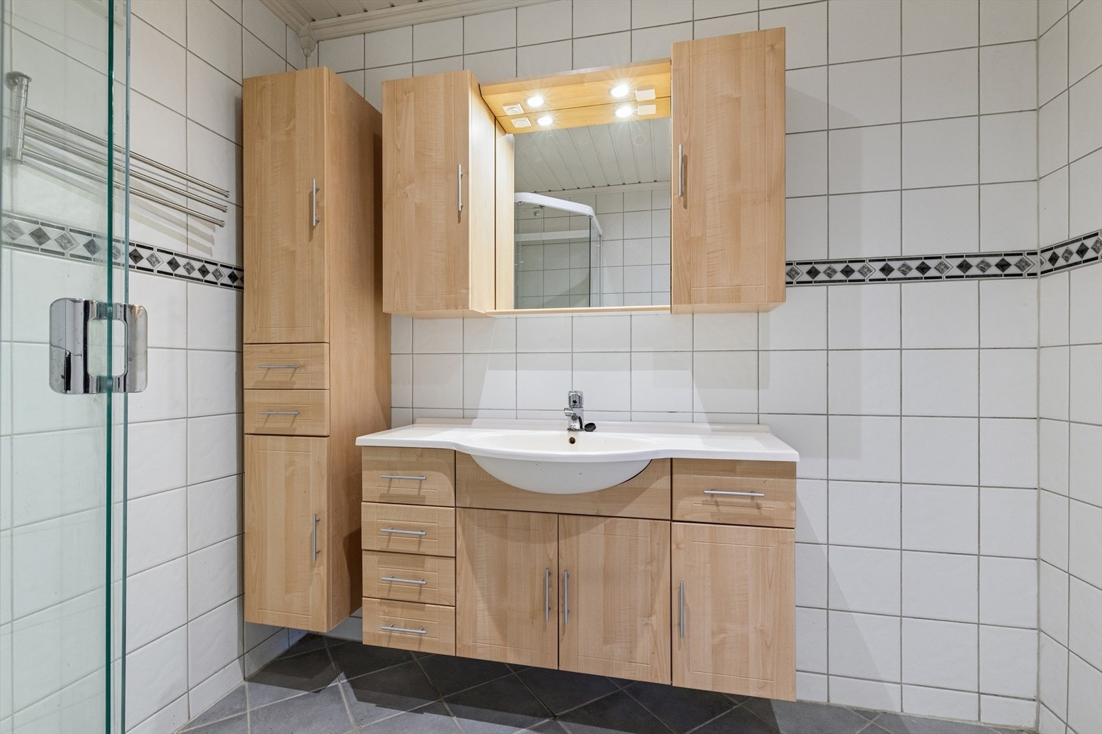 God plass for oppbevaring av baderomsartikler. Badet har behagelige varmekabler i gulv. Galleribilde