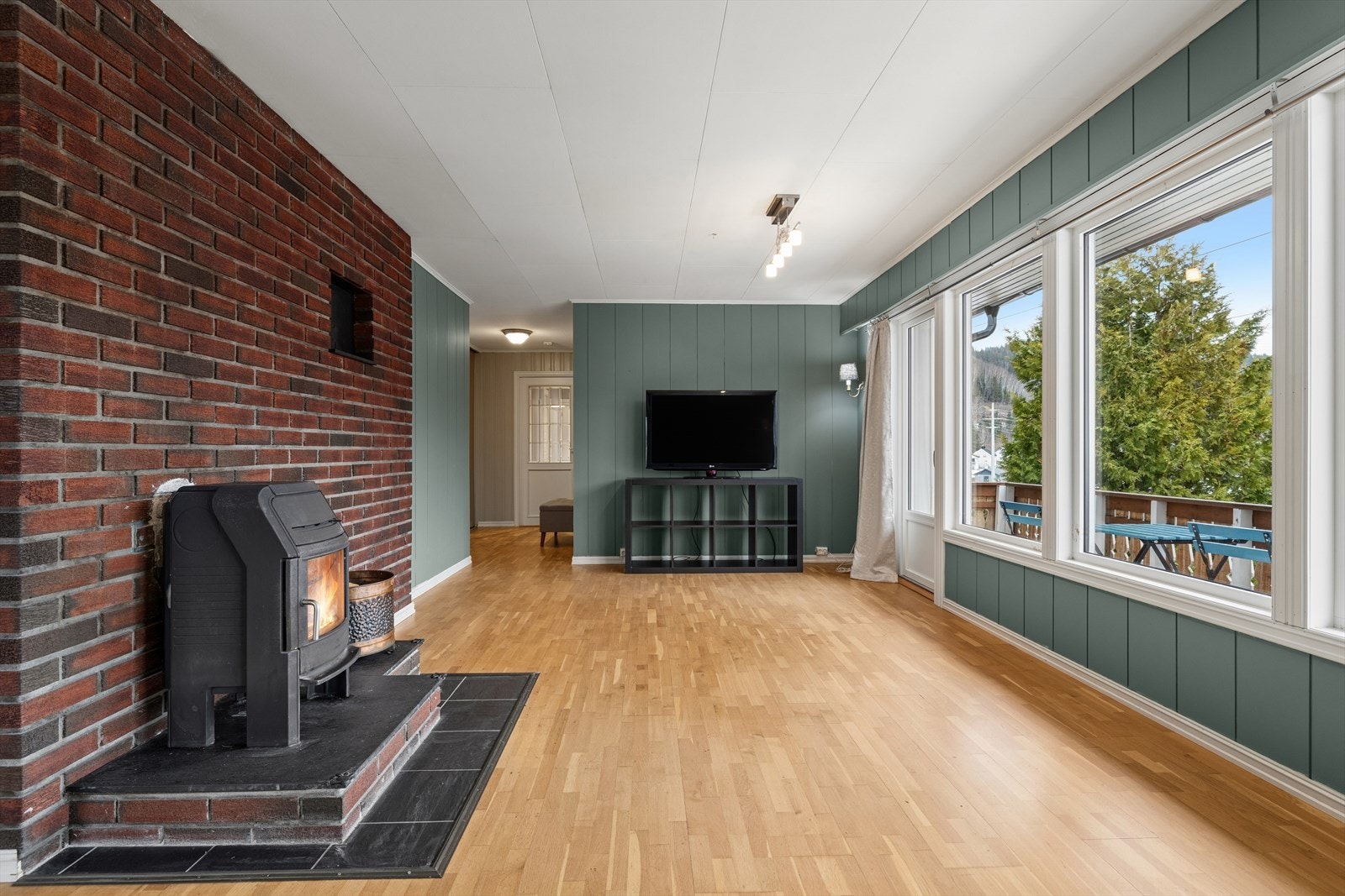 Sofakroken finner fort sin naturlige plass i rommet, og tv-en kan med fordel plasseres mot/på vegg. Galleribilde