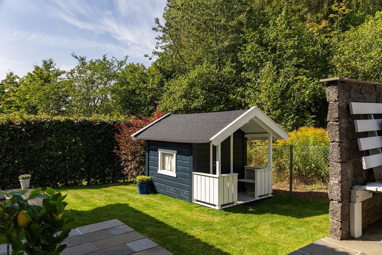 . Står et lite dukkehus på plenen. God plass til ny liten beboer med nytt te-sett eller til rusk og rask som gresklipper e.l. Galleribilde