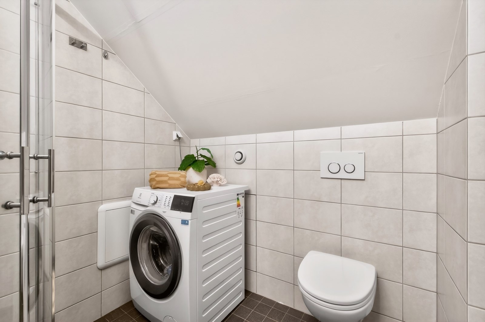 Himling ble malt i 2026. Rommet er innredet med vegghengt toalett, servantskap, dusjhjørne med glassdører og opplegg for vaskemaskin. Sluk er i plast og membran er ført til sluk. Badet har mekanisk avtrekk. Galleribilde