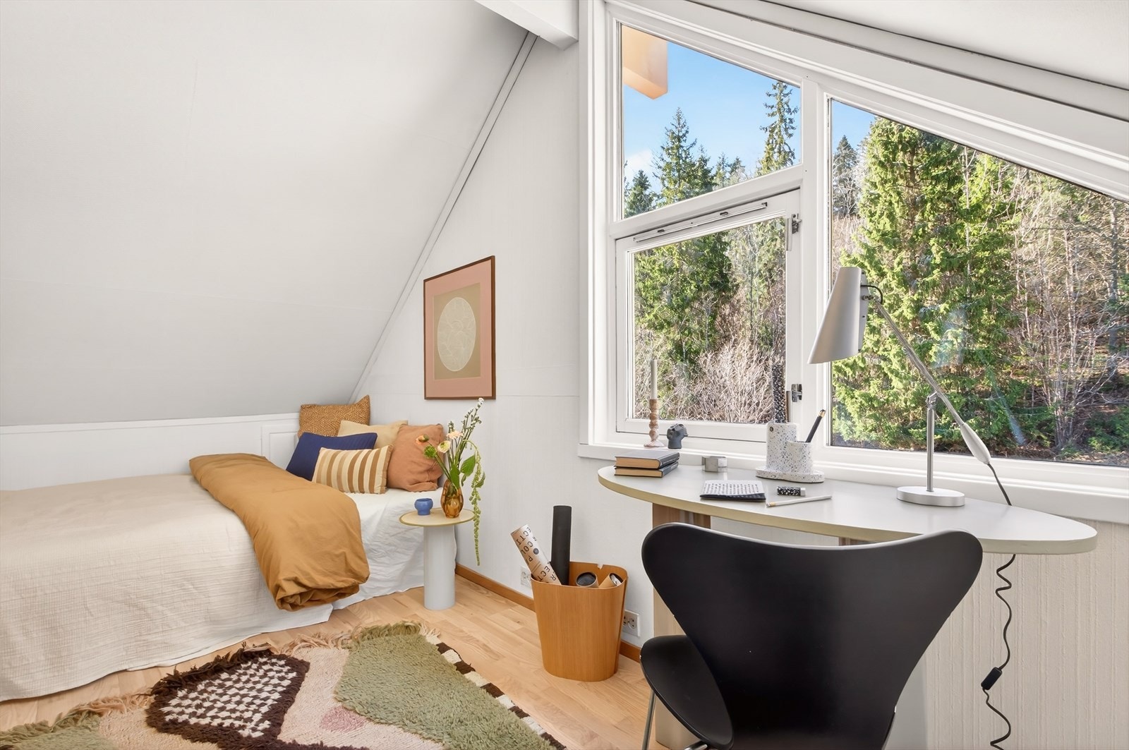 Soverommet er vendt mot rolige omgivelser med utsyn mot skogholte. Galleribilde