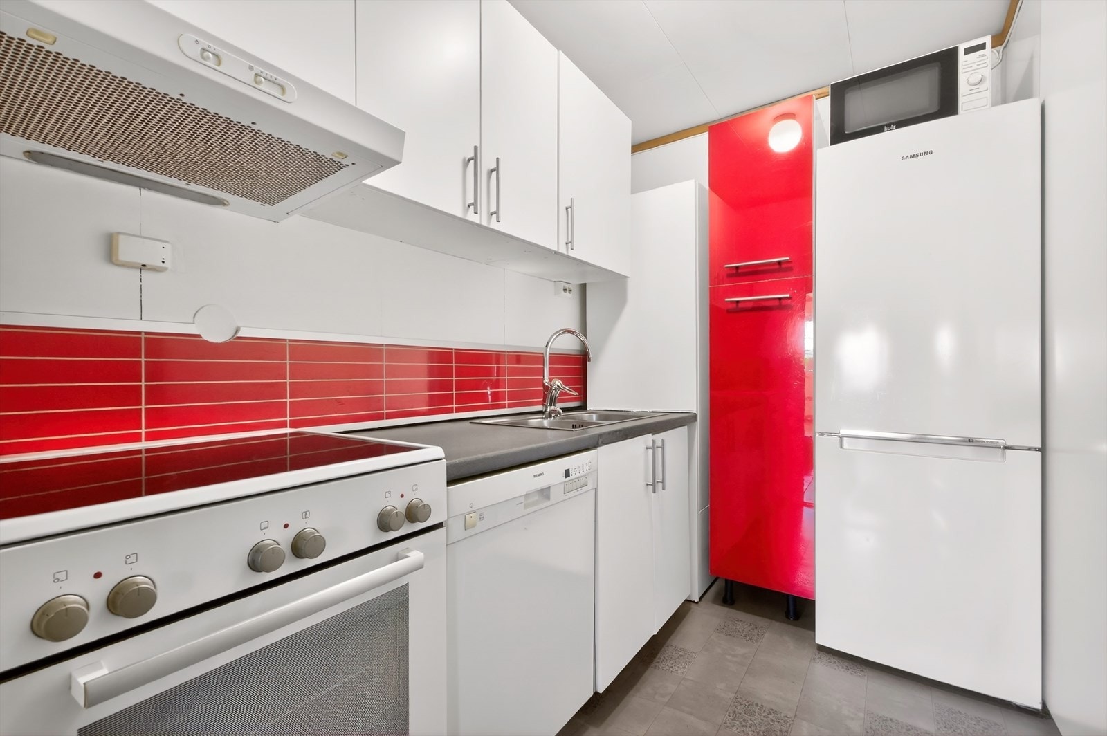 Kjøkkenet i underetasjen er innredet med over- og underskap med slette fronter, laminat benkeplate og dobbel oppvaskkum med ettgreps blandebatteri. Ventilasjon er løst med kullfiltervifte. Galleribilde