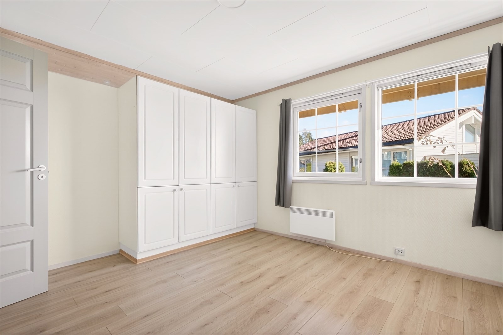 Nye taklamper med dimm på begge soverom. Gode vindusposter slipper inn rikelig med taklys. Det er lagt nytt laminatgulv på begge soverom i 2026. Galleribilde