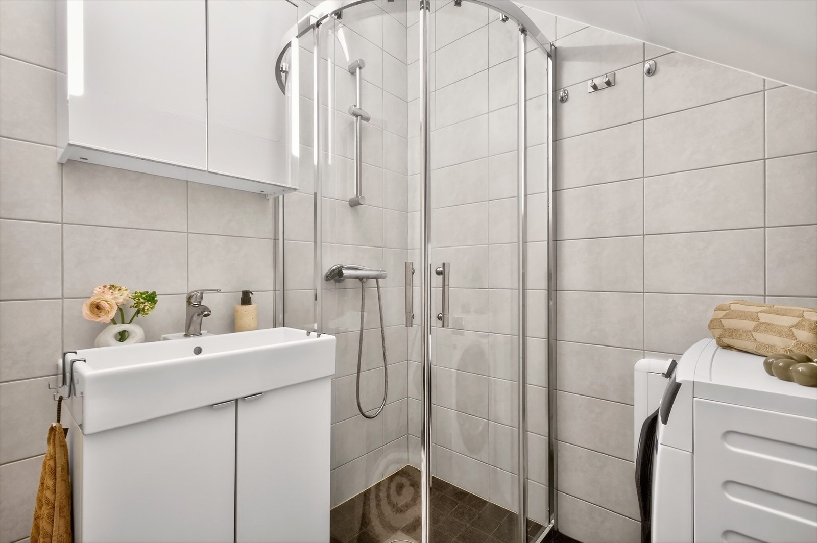 Fint og praktisk baderom pusset opp i 2018. Badet har flislagte vegger og gulv med elektrisk gulvvarme. Galleribilde