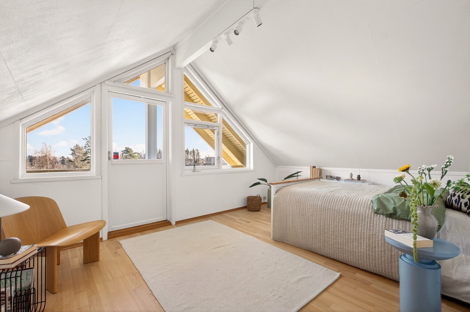 Soverom 4 har god plass til stor seng og nattbord. Egen veranda tilknyttet soverommet. Galleribilde