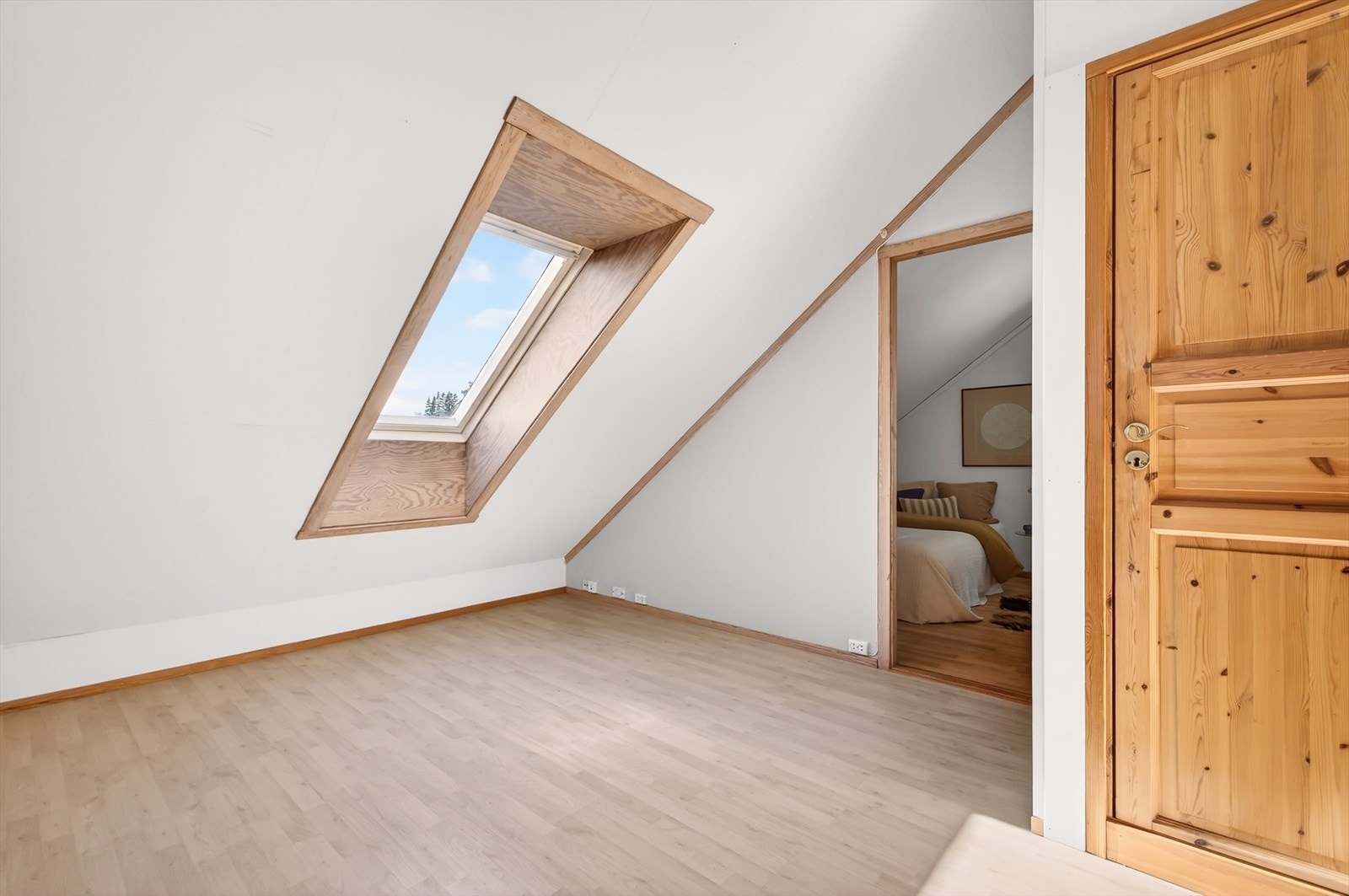 Koselig loftstue som er lett innredelig med sofa/tv-seksjon. Godt med lysinnslipp fra takvindu. Galleribilde