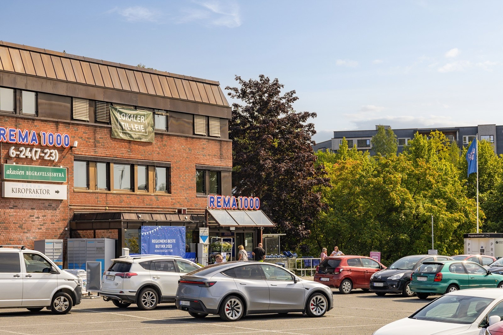 Daglige innkjøp kan enkelt gjøres på nærliggende dagligvarebutikker som Rema 1000, Coop Prix, Extra. Galleribilde