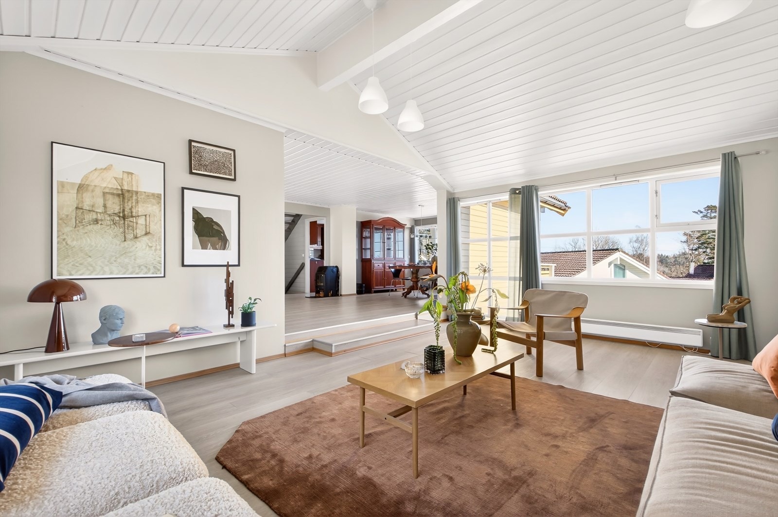 Egen salong/stue med åpen løsning og nivåforskjell som skaper en lun og avskjermet atmosfære. Perfekt som TV-stue, lesekrok eller ekstra oppholdsrom. Nye taklamper 2026, laminatgulv fra 2019. Galleribilde