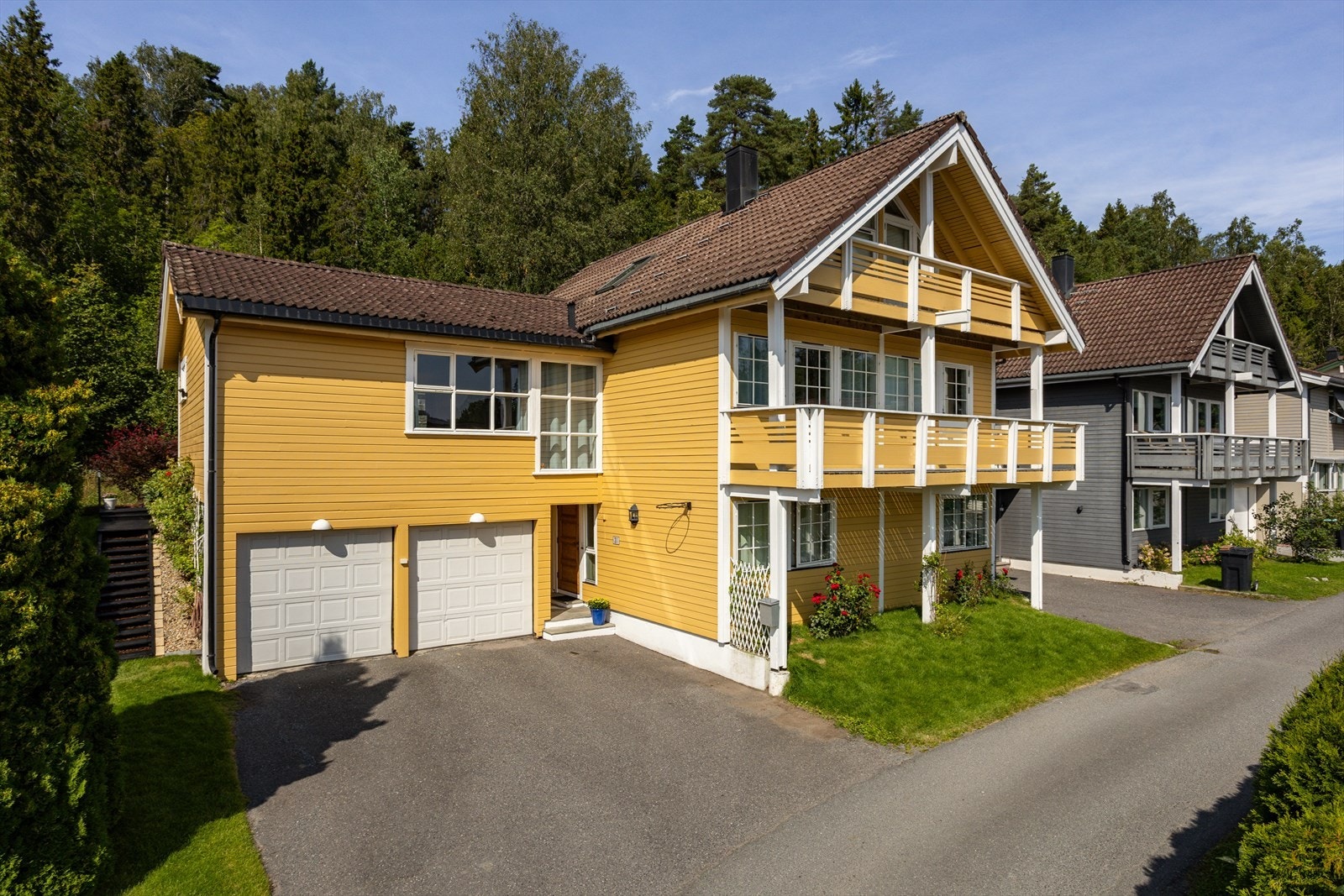 Innholdsrik kjedet enebolig i blindvei - hage- gode solforhold/utsikt - mulig med utleie - nær Kolsåstoppen og marka. Galleribilde