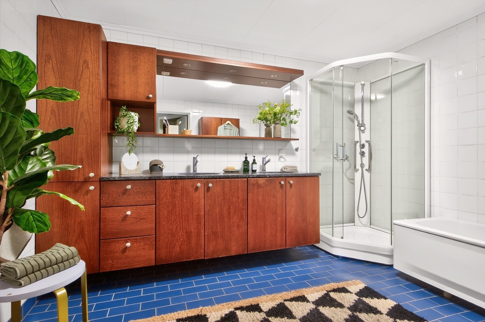 I underetasjen er det et romslig praktisk bad fra byggeår. Badet har flislagte vegger og gulv med varme. Himlingen er malt i 2026. Galleribilde