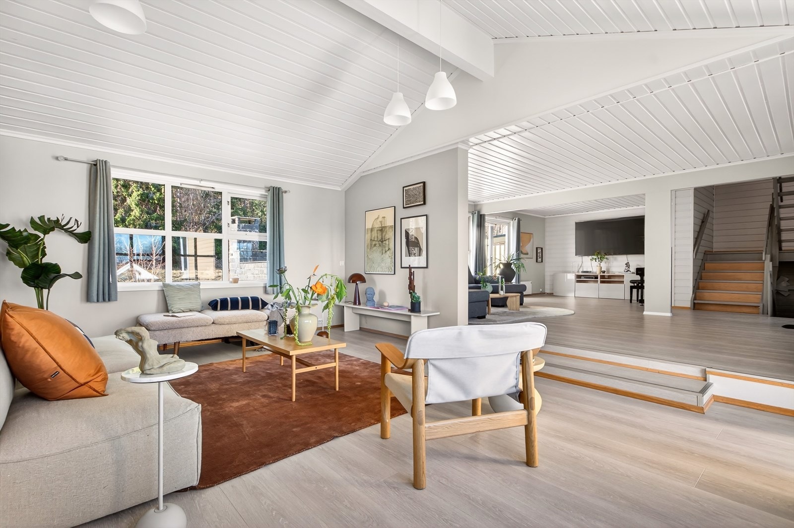 Lys og romslig stue med store vindusflater som slipper inn rikelig med naturlig lys. God plass til både sofagruppe og sosiale soner. Det er gulvvarme i stuen Galleribilde