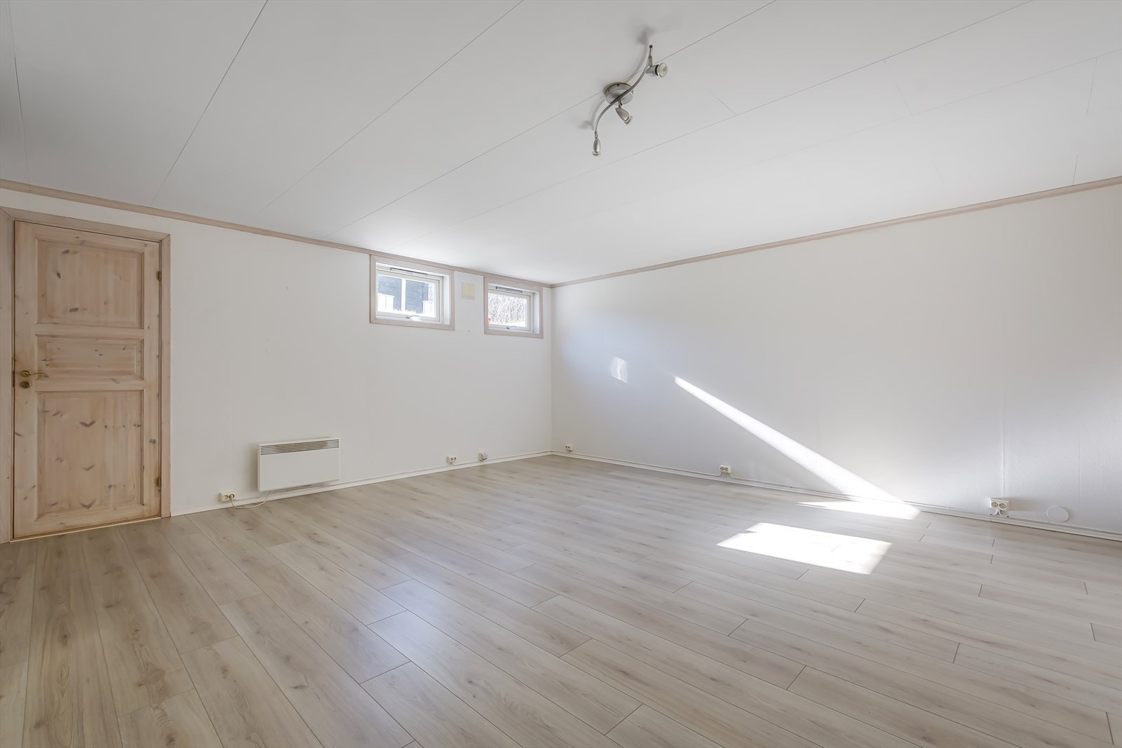 Hobbyrommet har tidligere blitt brukt som ekstra stue og soverom og er av god størrelse. Galleribilde