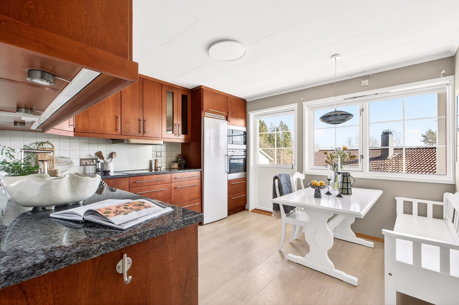 Praktisk kjøkken med gode arbeidsflater og godt med skapplass. Det er innstallert ny taklampe på kjøkkenet i 2026 samt nye pærer i overskap. Galleribilde