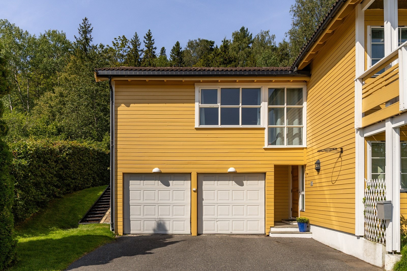 I tilknytning til husets underetasje er det bygget romslig dobbelt garasje med bod i bakkant. I tillegg er det gode parkeringsforhold inne på egen eiendom og foran garasjen. Galleribilde