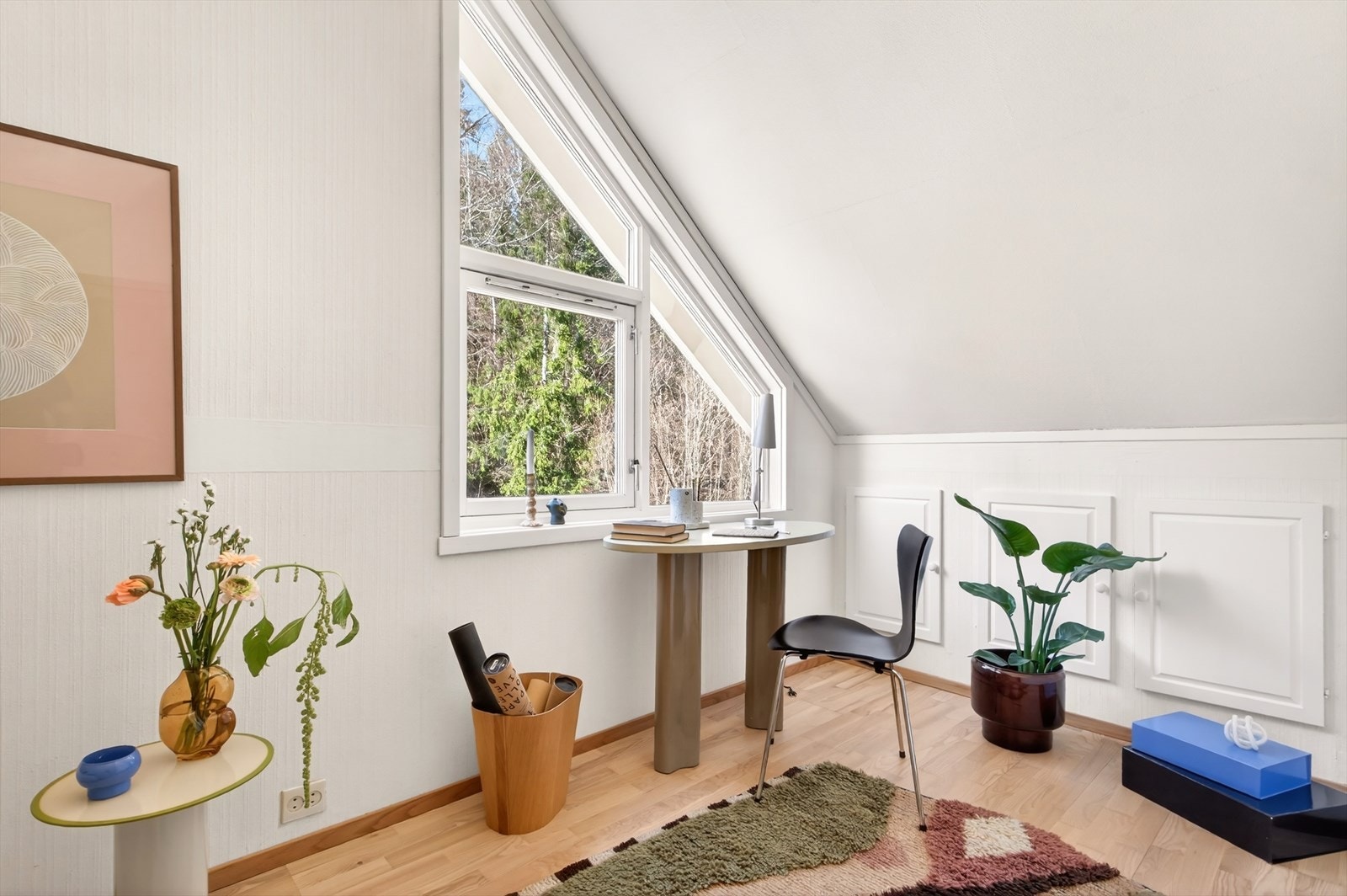 Soverom 3 har plass til alt et soverom måtte trenge, seng, pult, kommode e.l. God oppbevaringsplass i knevegger. Galleribilde