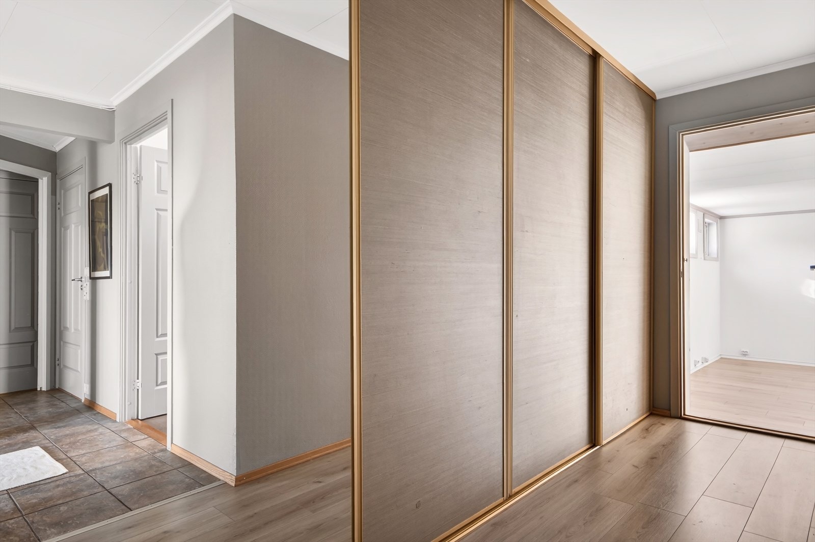 I gangen har du rikelig med oppbevaringsplass i stor skyvedørsgarderobe langs hele veggen. Galleribilde