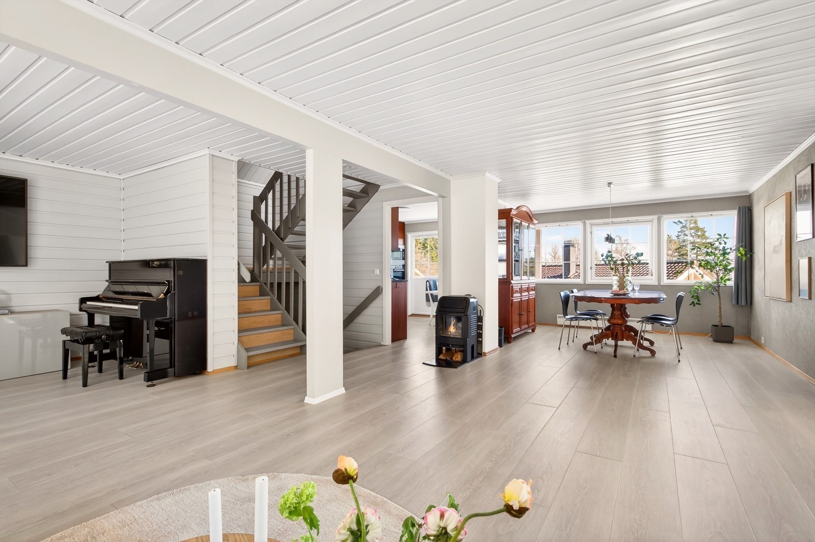 Spisestue med god plass til stort spisebord. Det er peisovn i stuen, perfekt for kalde vinterdager. Stuen har masse lysinnslipp og oppleves svært lys og luftig. Galleribilde